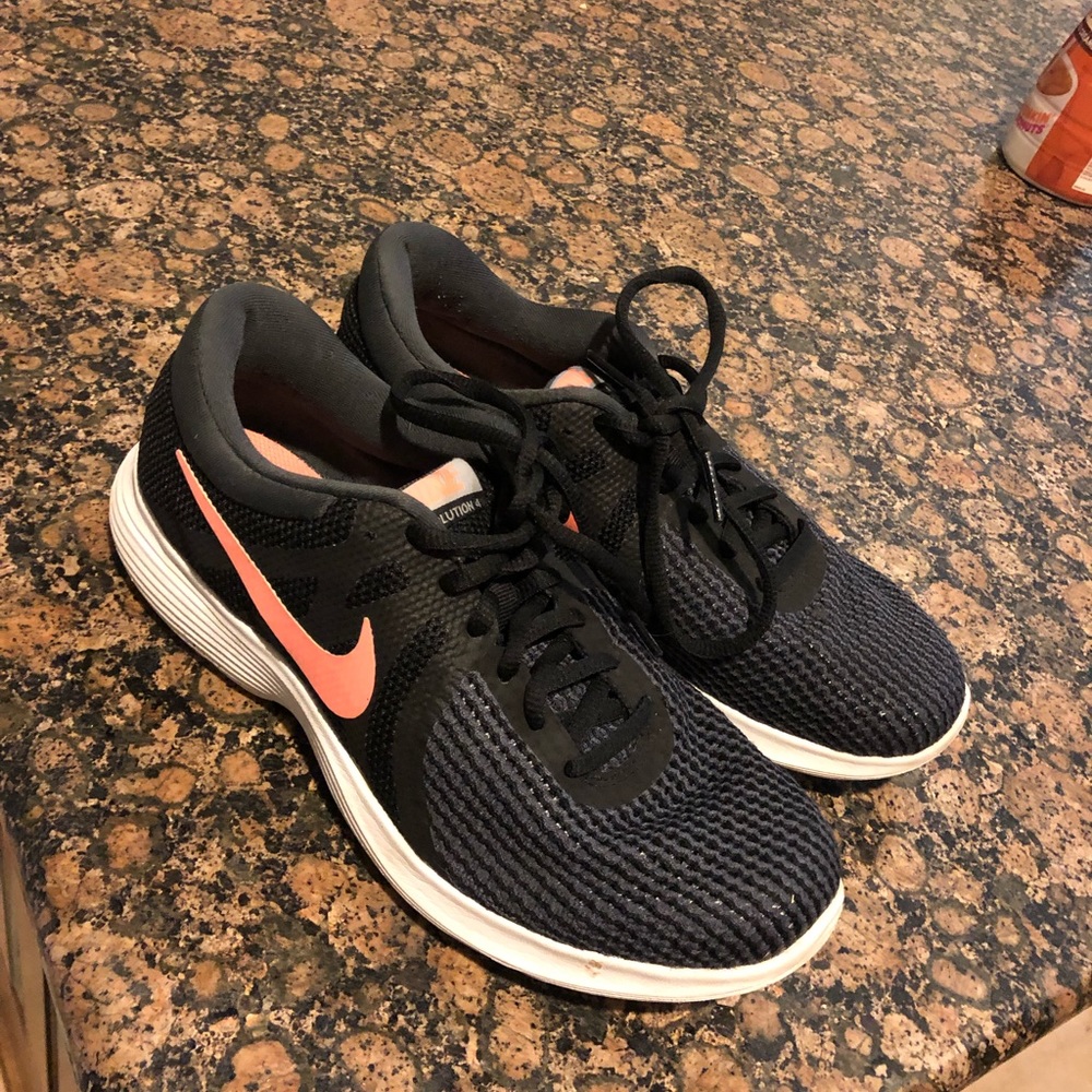 Nike Revolution 4 tennis shoes